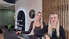 Alina Stoll (rechts) und Vanessa Dücker freuen sich darauf, „Alinas Hairzstück“ zu eröffnen.