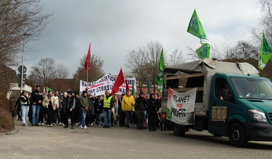 Klima und ÖPNV gehen Hand in Hand: Die Aktivistinnen von Fridays For Future wurden bei ihrer jüngsten Demonstration auch von den streikenden ver.di-Mitgliedern unterstützt. Foto: mf