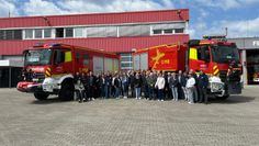 Gruppenfoto vor den großen Einsatzfahrzeugen der Werkfeuerwehr.