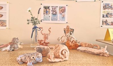 Zusammen mir der Künstlerin Stefanie von Schröter erforschte die Klasse 3c den Werkstoff Ton und gestaltete, von dem Buch „die Kleine Moorhexe“ inspiriert, Moormonster und unheimliche Bewohner des Teufelsmoors. Foto: cne