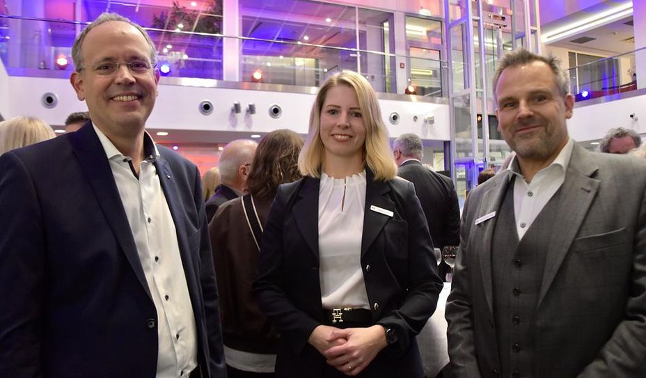 (v. l.) Jan Mackenberg, Stefanie Kase und Michael Kersting begrüßten rund 220 Gäste beim Empfang der Volksbank eG.
