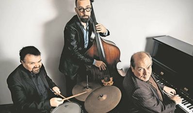 Das Klaus Möckelmann Trio spielt nach dem Workshop-Nachmittag ein Konzert im Murkens Hof.