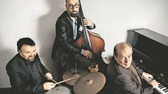 Das Klaus Möckelmann Trio spielt nach dem Workshop-Nachmittag ein Konzert im Murkens Hof.