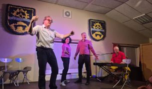 Voller Körpereinsatz der Vollblutschauspieler beim Instant Impro in Hollen.