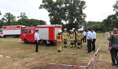 Antreten der Ortswehr Hülseberg zum Wettbewerb.