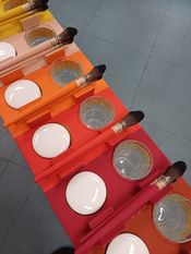 Der Palettentisch mit 18 hochwertigen Farben