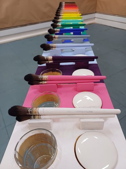 Der Palettentisch mit 18 hochwertigen Farben