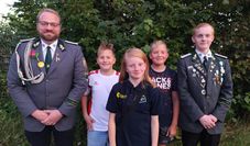 (v. l.) Jugendleiter Dennis Nickel, die Schützen Hugo Koch, Nala Themann, Mio Dallmann und Ben Themann