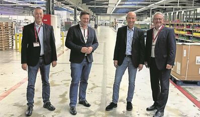 Landrat Bernd Lütjen (rechts) und Bürgermeister Kim Fürwentsches (2.v.l.) sind stolz auf die Arbeit des Bremer Werks.