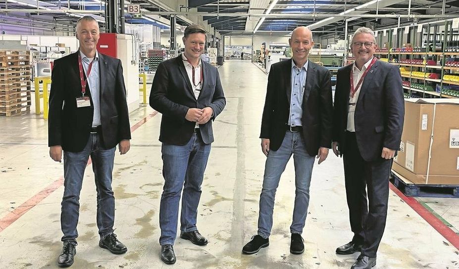 Landrat Bernd Lütjen (rechts) und Bürgermeister Kim Fürwentsches (2.v.l.) sind stolz auf die Arbeit des Bremer Werks.