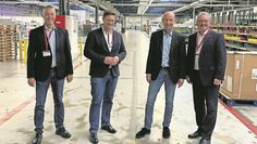 Landrat Bernd Lütjen (rechts) und Bürgermeister Kim Fürwentsches (2.v.l.) sind stolz auf die Arbeit des Bremer Werks.
