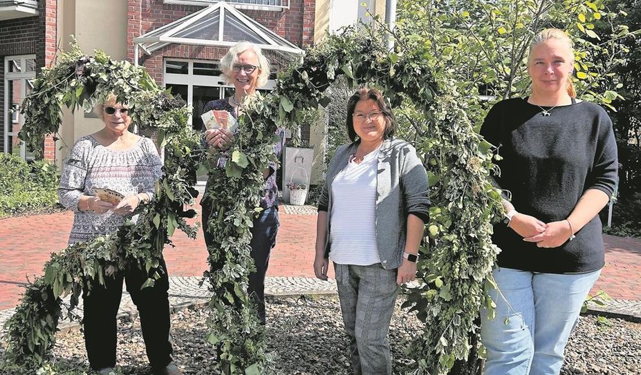Sandra Idem (rechts) und Ludmilla Ilenseer (2. v. r.) mit den Ehrenamtlichen vom Ambulanten Hospizdienst.
