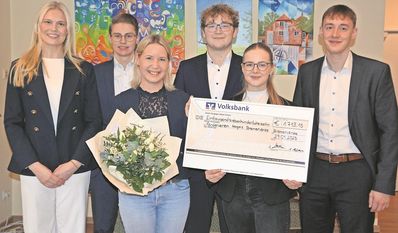 Freut sich über die finanzielle Unterstützung der Auszubildenden: Sarah Mangels (mit Blumenstrauß), 2. Vorsitzende des Fördervereins.