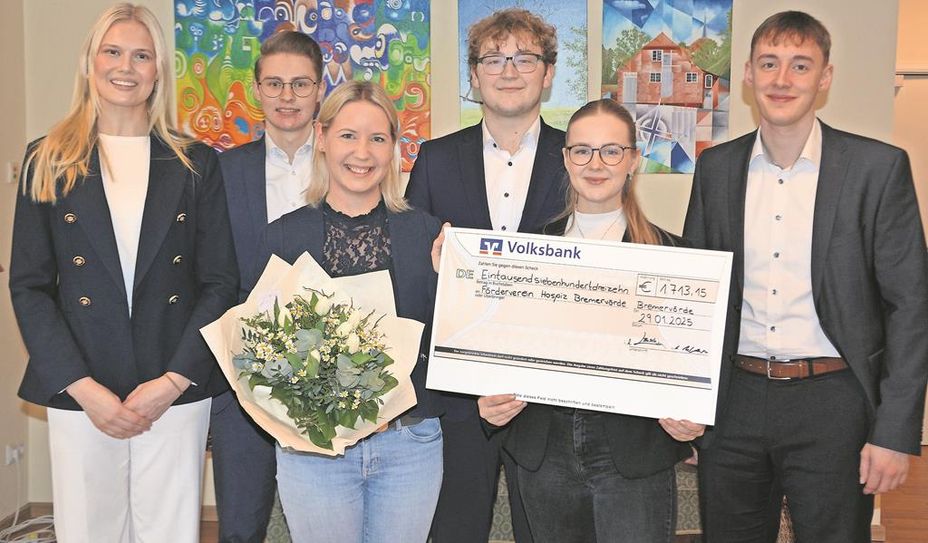 Freut sich über die finanzielle Unterstützung der Auszubildenden: Sarah Mangels (mit Blumenstrauß), 2. Vorsitzende des Fördervereins.