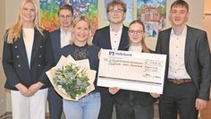 Freut sich über die finanzielle Unterstützung der Auszubildenden: Sarah Mangels (mit Blumenstrauß), 2. Vorsitzende des Fördervereins.