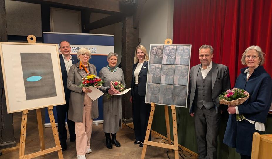 Jan Mackenberg (Volksbank), Susanne Fasse (zweiter Platz), Ursula Barwitzki (erster Platz), Stefanie Kase (Volksbank), Michael Kersting (Volksbank) und Katrin Schütte (Kunstverein Osterholz)