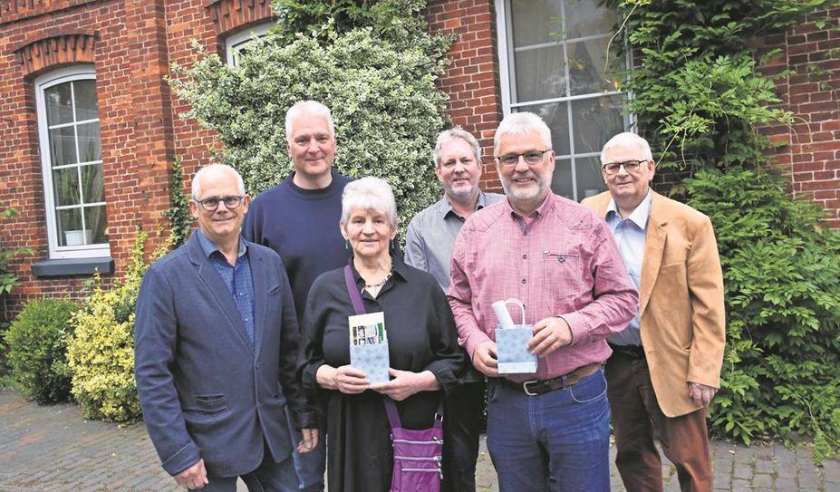 Vorstandsmitglieder des Gewerbe- und Verschönerungsvereins Beverstedt mit zwei der Gewinnern (von links): Benno Kruse, Thomas Wilkens-Meyer, Margarete Windt, Rolf Müller, Werner Junge und Uwe Scheper.