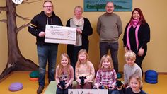 Die kreativen Kinder mit Maik Kientopp (links) sowie Nils Goerdel und Lydia Hampf, die die Aktion unterstützten.