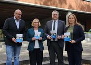 (v. l.) Frank Thies (Leiter Ordnungsamt), Dezernentin Heike von Ostrowski, Landrat Marco Prietz und Wiebke Scheidl (Ordnungsamt) stellen die neue Informationsbroschüre vor.