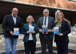 (v. l.) Frank Thies (Leiter Ordnungsamt), Dezernentin Heike von Ostrowski, Landrat Marco Prietz und Wiebke Scheidl (Ordnungsamt) stellen die neue Informationsbroschüre vor.