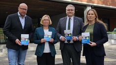 (v. l.) Frank Thies (Leiter Ordnungsamt), Dezernentin Heike von Ostrowski, Landrat Marco Prietz und Wiebke Scheidl (Ordnungsamt) stellen die neue Informationsbroschüre vor.