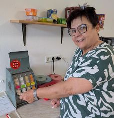 Von Krista Snider werden die Besucher noch mit Eintrittskarten aus dem historischen Billetkasten bedient.