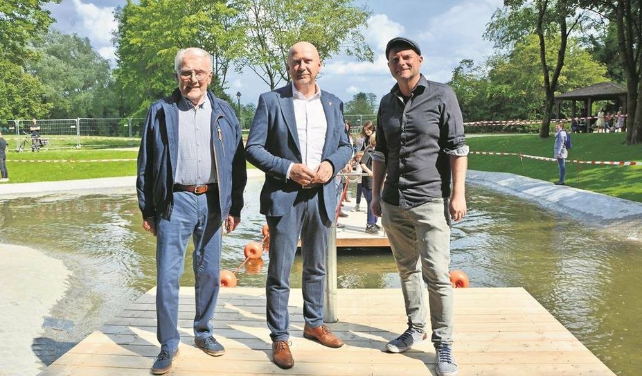 Bürgermeister Michael Hannebacher (li.), Geschäftsführer Benjamin Bünning (re.) und der Aufsichtsrat-Vorsitzende Uwe Matthias hatten ebenso viel Spaß auf dem Floß wie die anwesenden Kinder.