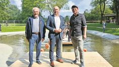 Bürgermeister Michael Hannebacher (li.), Geschäftsführer Benjamin Bünning (re.) und der Aufsichtsrat-Vorsitzende Uwe Matthias hatten ebenso viel Spaß auf dem Floß wie die anwesenden Kinder.