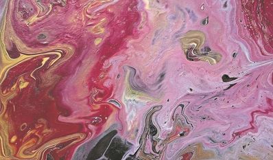 Die Künstlerin malt und gestaltet mit leuchtenden Acrylfarben in unterschiedlichen Konsistenzen.