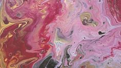 Die Künstlerin malt und gestaltet mit leuchtenden Acrylfarben in unterschiedlichen Konsistenzen.
