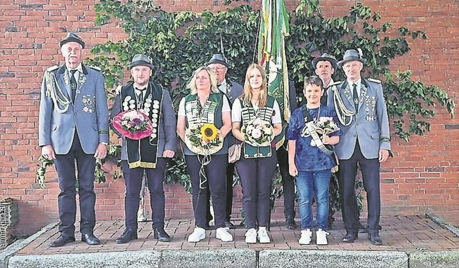 Alfstedt (red). Der neu sanierte Schießstand wurde beim Schützenfest in Alfstedt eingeweiht. Das neue Königshaus setzt sich zusammen aus Damenkönigin Linda Saul, Herrenkönig Joshua Saul, Jungschützenkönigin Anouk Kortwijk und Kinderkönig Yannic Schuldt. Abschließend wird noch darauf hingewiesen, dass die Preisverteilung beim Königsbier zu Ehren der neuen Majestäten am Samstag, 29. Juli, um 20 Uhr stattfindet.