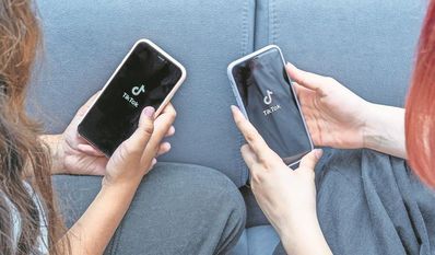 Besonders Social-Media-Apps wie TikTok haben einen großen Einfluss auf Jugendliche.