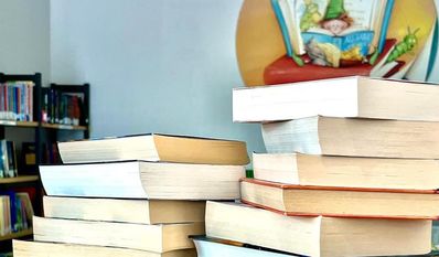 Die Gemeindebücherei hat viele verschiedene Bücher, die sie gerne an Interessierte abgibt.