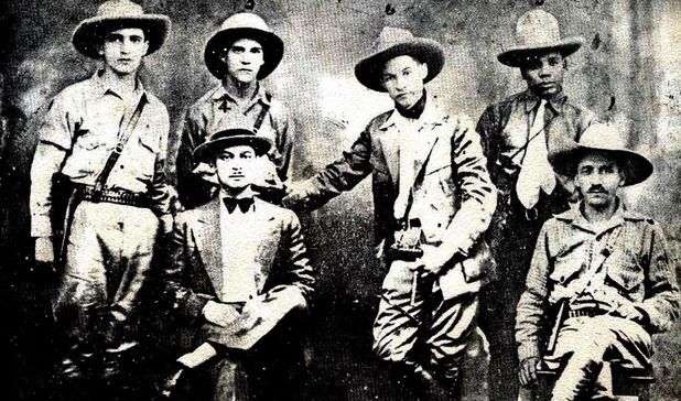 Agustín Farabundo Martí (rechts, sitzend) mit anderen Revolutionären in Mexiko. Er führte 1932 den Aufstand der Landarbeiter gegen die Kaffeeoligarchie an.