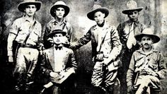 Agustín Farabundo Martí (rechts, sitzend) mit anderen Revolutionären in Mexiko. Er führte 1932 den Aufstand der Landarbeiter gegen die Kaffeeoligarchie an.