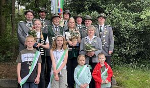 Das noch amtierende Königshaus wird ein letztes Mal gefeiert, bevor beim Schützenfest neue Majestäten ermittelt werden.