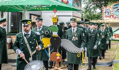 Die Traditionsgruppe marschiert durch die Ortschaft.