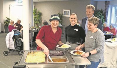 (v. l.) Köchin Bettina Blaufuß, Heimleitung Nadine Kantor, Bürgermeister Guido Dieckmann und Pflegedienstleitung Nadja Pöppl machen den Senioren eine Freude.