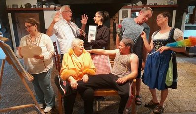 Vier Frauen, die in der selben Wohnung wohnen, geben unabhängig voneinander unterschiedliche Anzeigen aufgeben und es kommt zu wilden Verwechslungen.