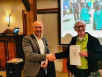 Bürgermeister Michael Hannebacher überreicht Hans  Wilhelm Peper die Urkunde der Stadt Bremervörde.