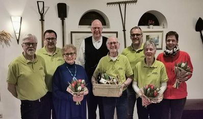 Der neue Vorstand des Heimatverein Hesedorf e.V. , von links: zweiter Vorsitzender Horst Konwissorz,Kassenwart Stefan Barnekow, scheidende Kassenprüferin Monika Kentzler, 1. Vorsitzender Henry Fischer , geehrter Hans – Wilhelm Peper, Schriftführer Oliver Schulz,stellvertretende Schriftführerin Anneliese Topel, nachrückende Kassenprüferin Sabine Fischer.