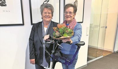 Gudrun Hinrichs (rechts) kann ihr neues Fahrrad überall mit hinnehmen.