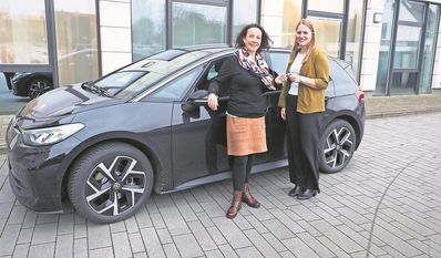 Maren Tietjen (links) konnte kaum glauben, dass sie ein neues Auto gewonnen hat.