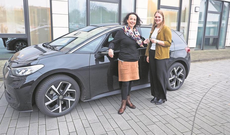 Maren Tietjen (links) konnte kaum glauben, dass sie ein neues Auto gewonnen hat.