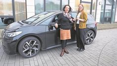 Maren Tietjen (links) konnte kaum glauben, dass sie ein neues Auto gewonnen hat.