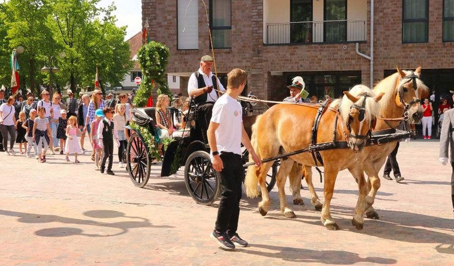Beim Festumzug dürfen die Kindermajestäten in der Kutsche fahren.