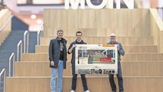 (v. l.) Christoph Ziegeler, Geschäftsführer pixel-kraft GmbH, Webdesigner Kylian Päblow und Schulleiter Lars Leminski sind stolz auf das neue Design der Homepage.