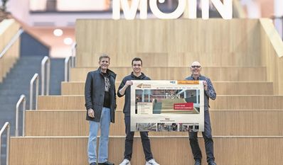 (v. l.) Christoph Ziegeler, Geschäftsführer pixel-kraft GmbH, Webdesigner Kylian Päblow und Schulleiter Lars Leminski sind stolz auf das neue Design der Homepage.