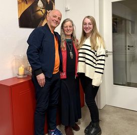 Mit Ehefrau Katja und Tochter Leona steht Ralf G. Poppe vor dem Foto