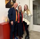 Mit Ehefrau Katja und Tochter Leona steht Ralf G. Poppe vor dem Foto